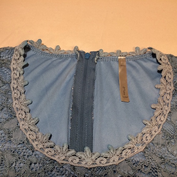 Dress - Lacey and lined - Picture 4 of 6